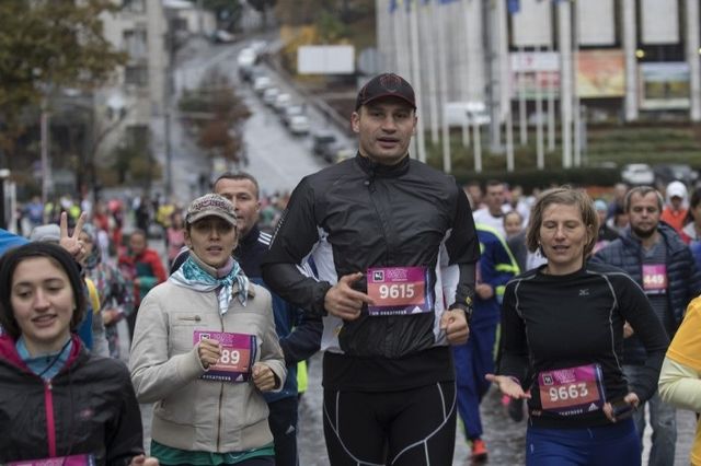 Кличко пробігся під дощем з киянами
 - фото 109014