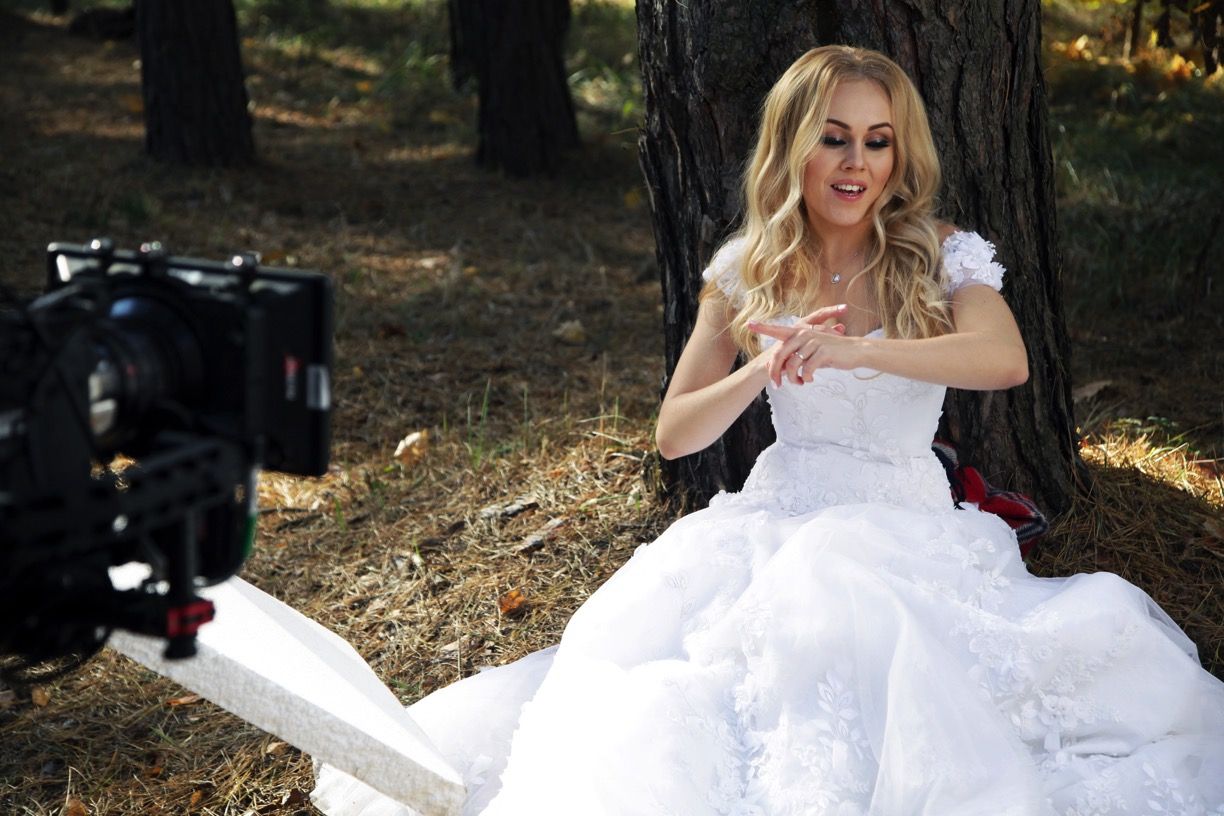 Співачка Alyosha втекла від чоловіка