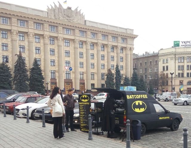 Бетмен продає каву на вулицях Харкова- фото 109637