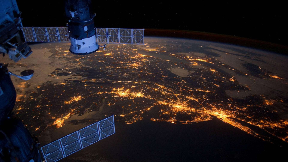 Астронавт показав неймовірне фото нічної Європи з космосу - фото 1