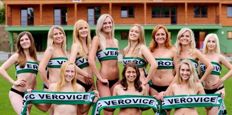 Чеські футболістки роздягнулися для еротичного календаря