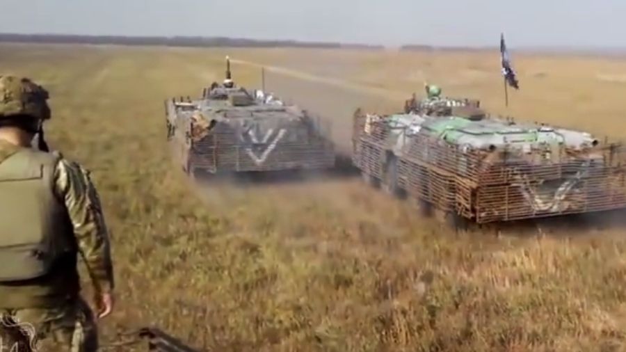 Українські десантники показали перегони на БТРах