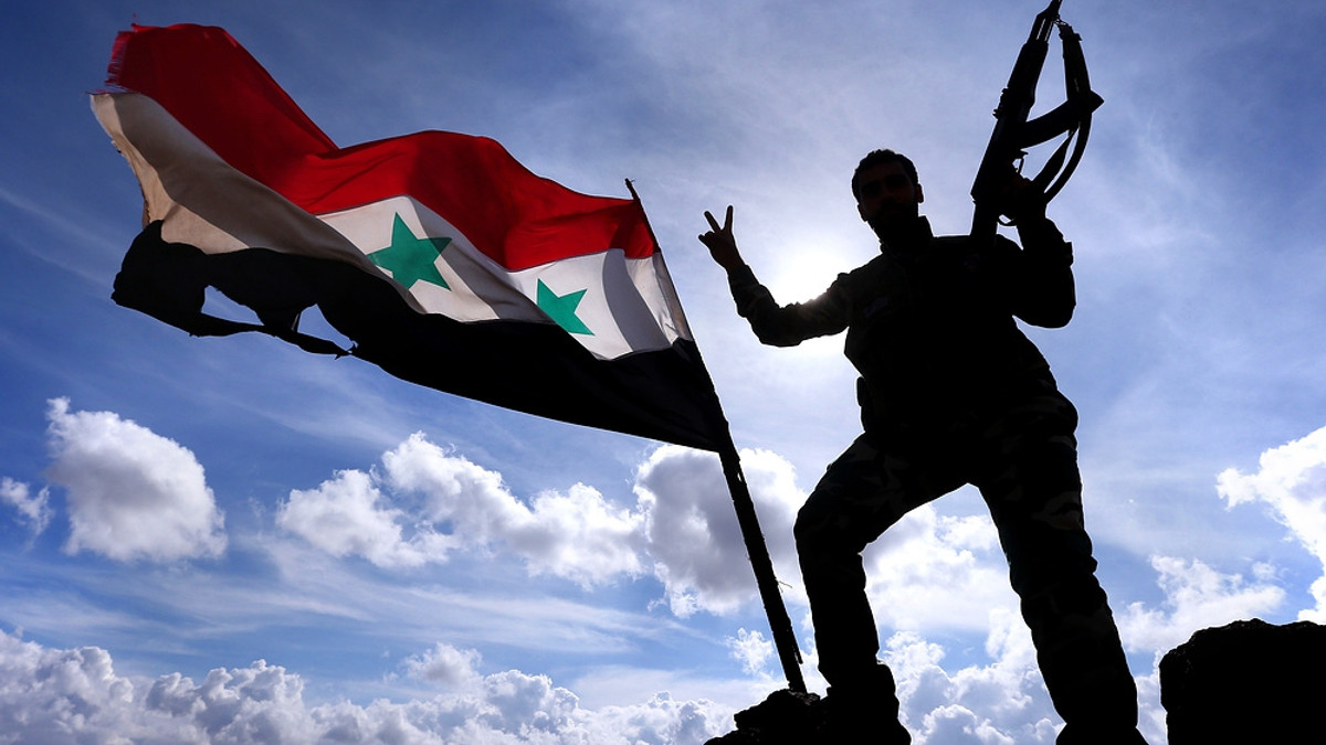 Сирійський військовий на бойовому чергуванні - фото 1