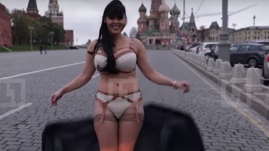 Італійська оперна діва роздягнулася на Красній площі заради Путіна