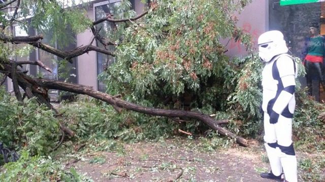 Штурмовики Дарта Вейдера рятують Одесу від наслідків шторму - фото 110170