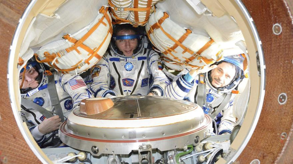Троє космонавтів успішно приземлилися у Казахстані - фото 1