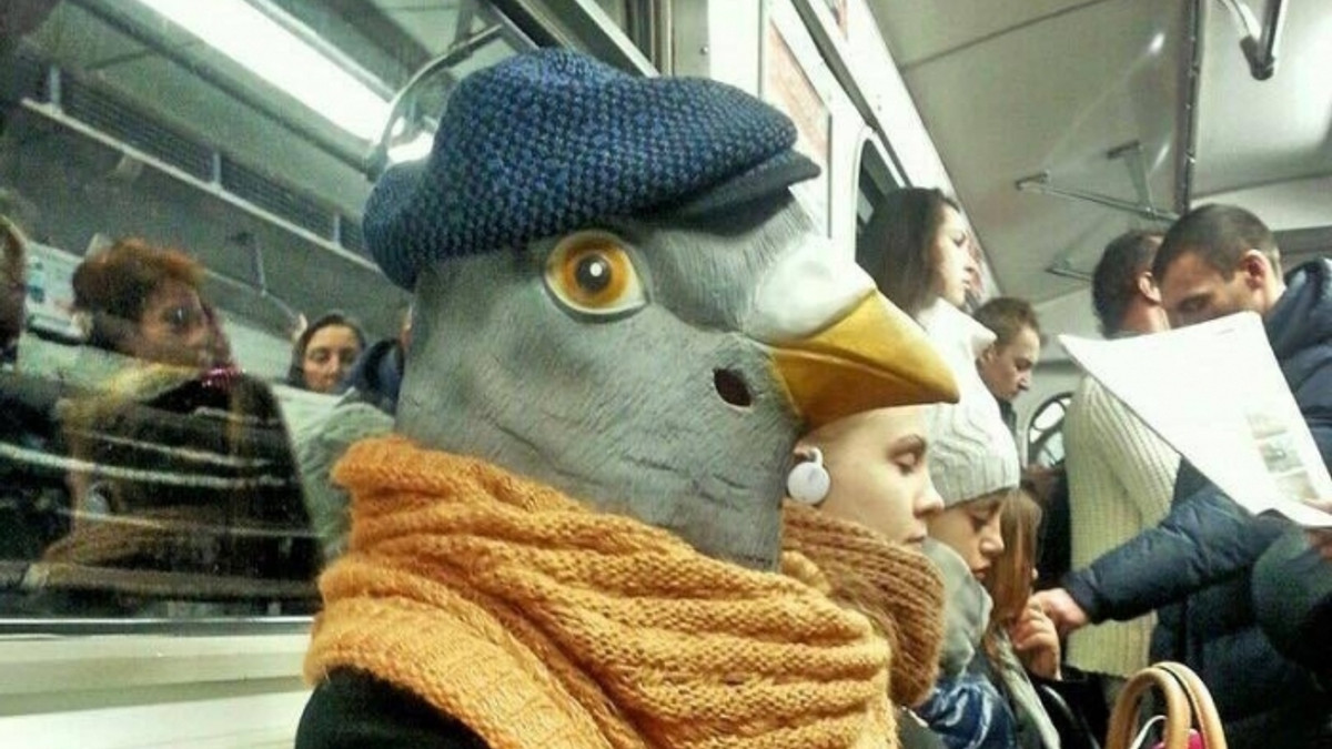 Людина-голуб в метро - фото 1