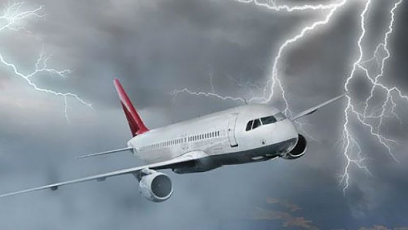 Блискавка влучила в пасажирський літак до Москви