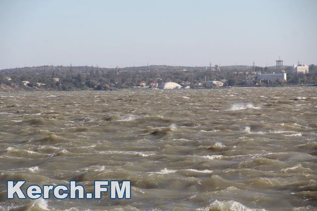 Потужний шторм у Керчі: з’явилися фото та відео - фото 111267