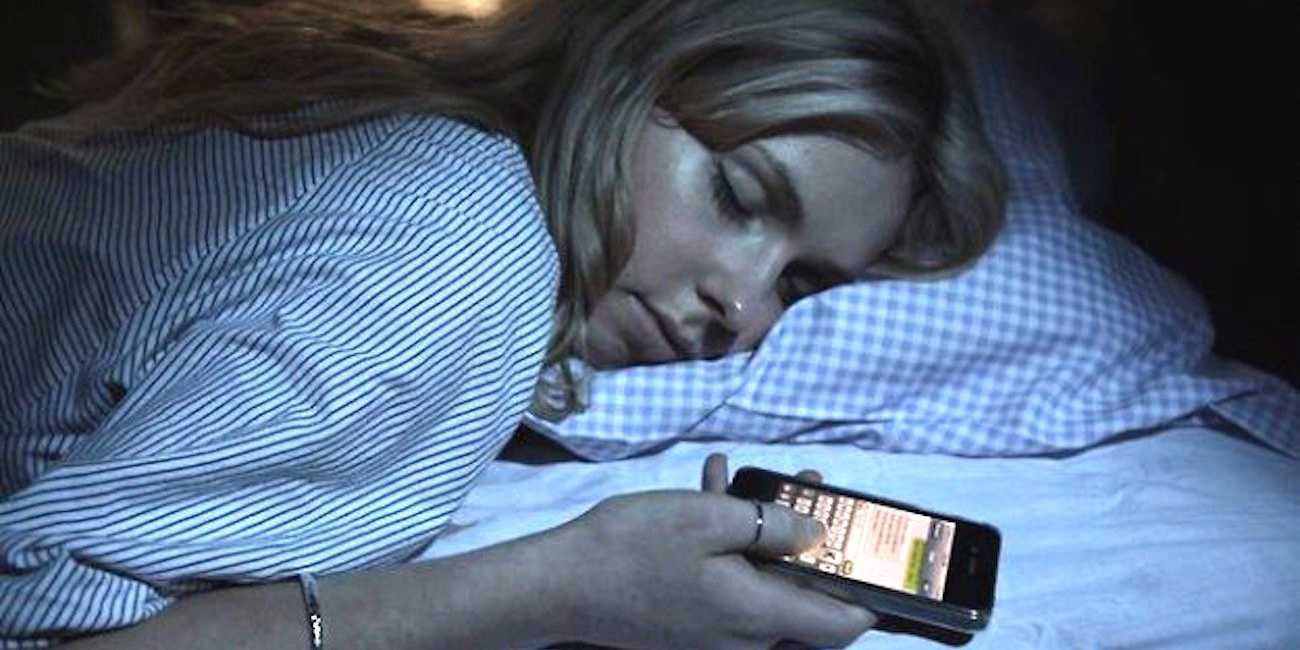 Третина власників смартфонів заглядають до своїх пристроїв вночі