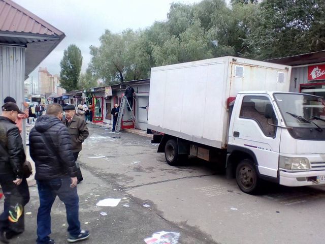 У Києві розгромили понад 30 кіосків: фотофакт 
 - фото 109593