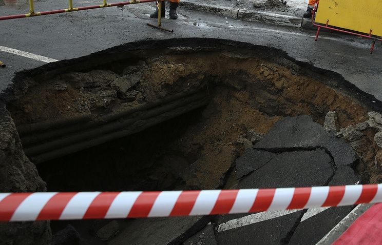 У Росії авто провалилося у яму з гарячою водою