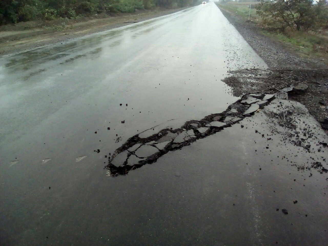 Тракторист на Закарпатті проорав нову дорогу