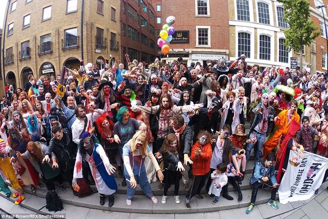 Тисячі ходячих мерців бродили у Лондоні
 - фото 109576