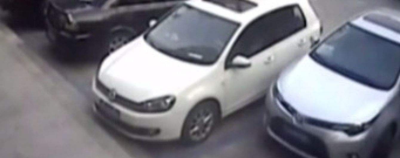 У Китаї водій 15 разів вдарив сусідню автівку поки виїхав зі стоянки