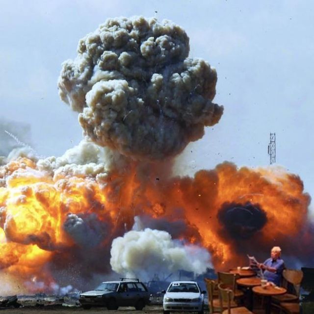 Незворушний китаєць під час повені підкорив мережу
 - фото 112118