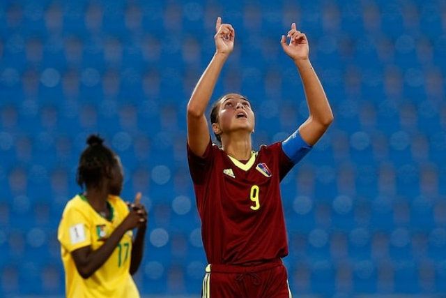 Юна футболістка вразила неймовірним голом із центру поля