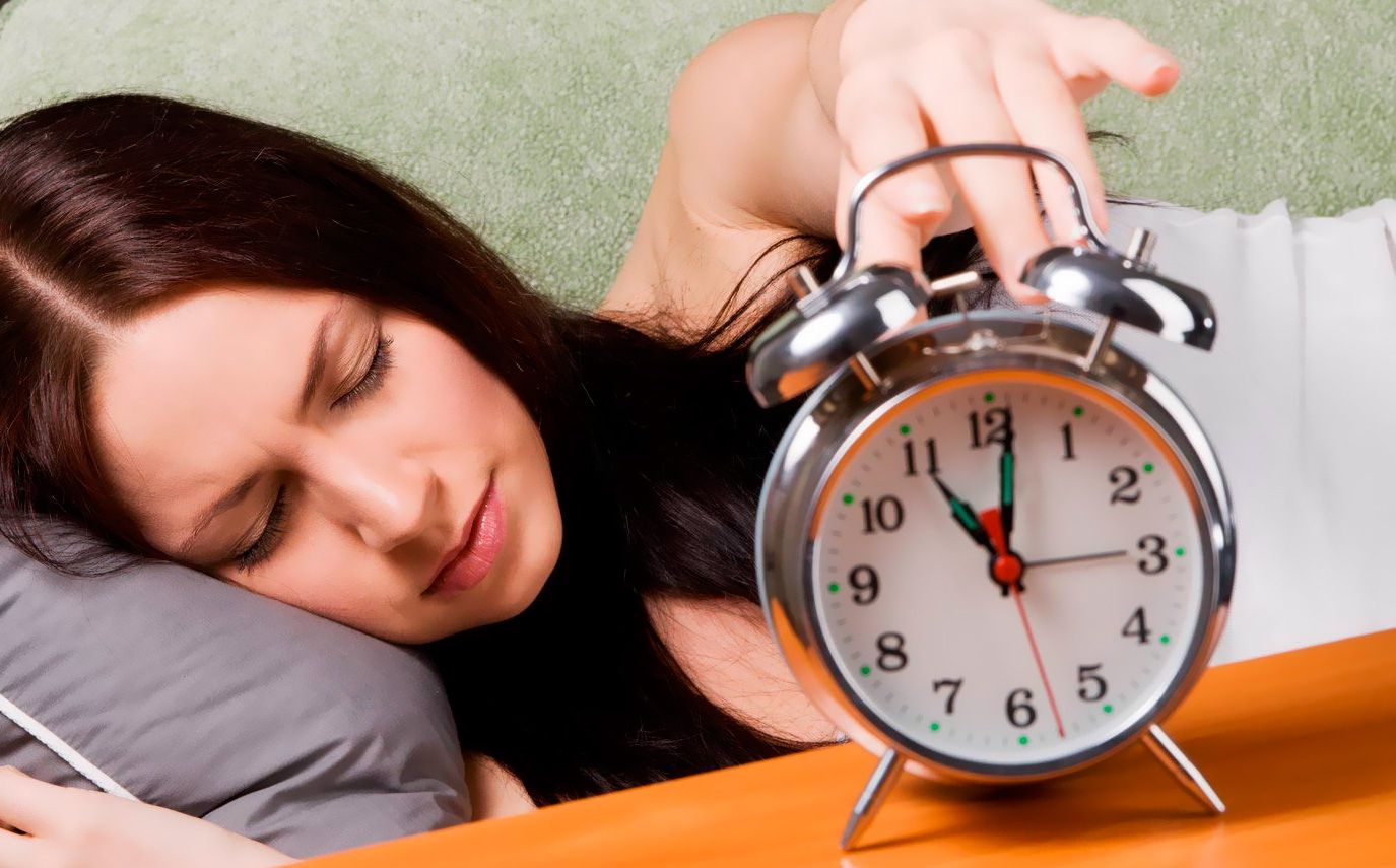 5 поганих звичок перед сном, які зіпсують вашу фігуру