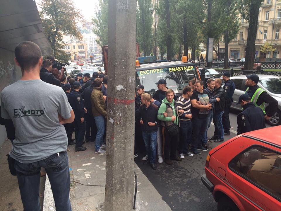 У центрі Києва комунальники побилися із продавцями