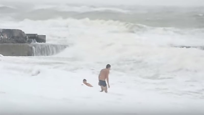Екстремали скупалися в морі під час шторму в Одесі
