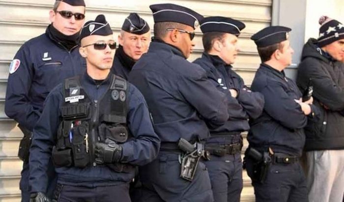 500 поліцейських "запалили" мигалками нічний Париж