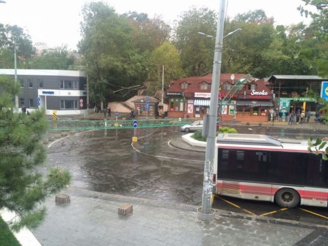 Моторошний шторм в Одесі: вітер повалив дерева і будівельні крани - фото 109826