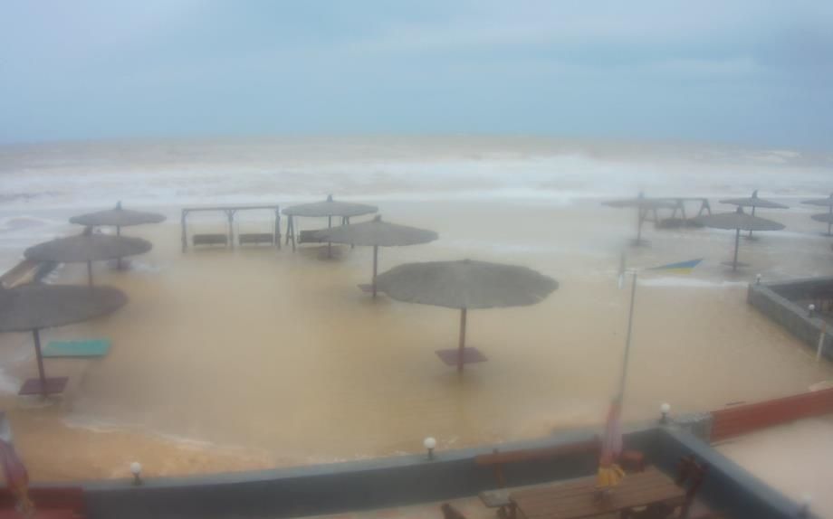 У Запоріжжі вирує страшна негода: фото наслідків