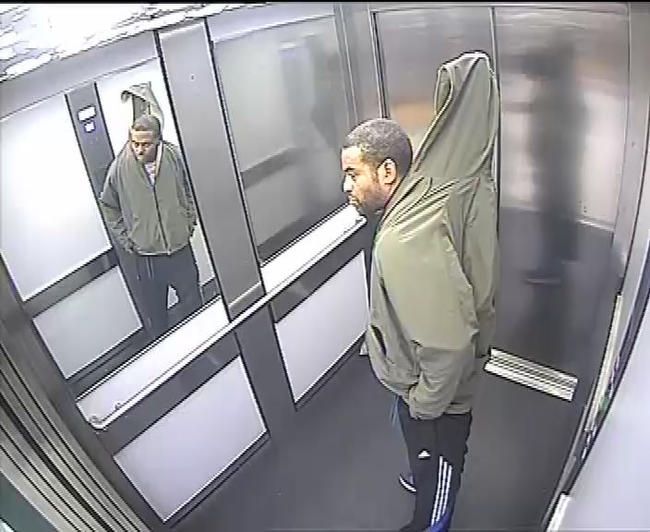 Грабіжник намагався винести з магазину під одягом двометрові жалюзі