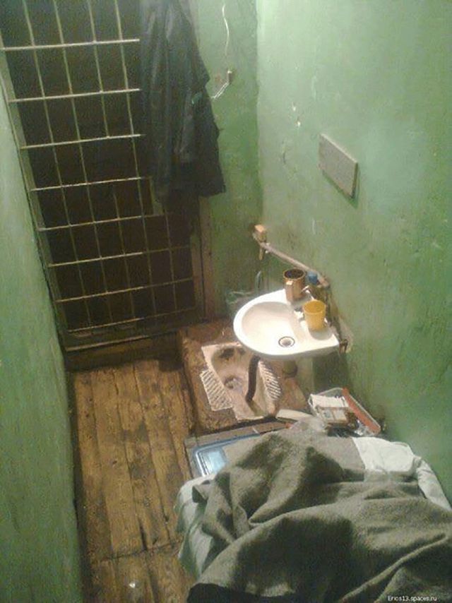 Нелюдські умови: з'явилися фото камери Сенцова - фото 112648