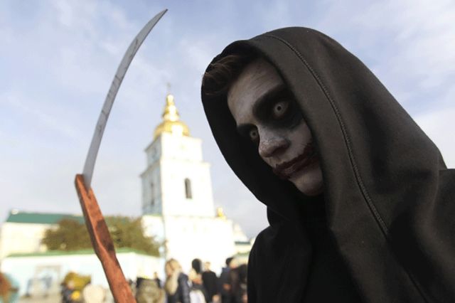 Київ заполонили страшні зомбі - фото 114680