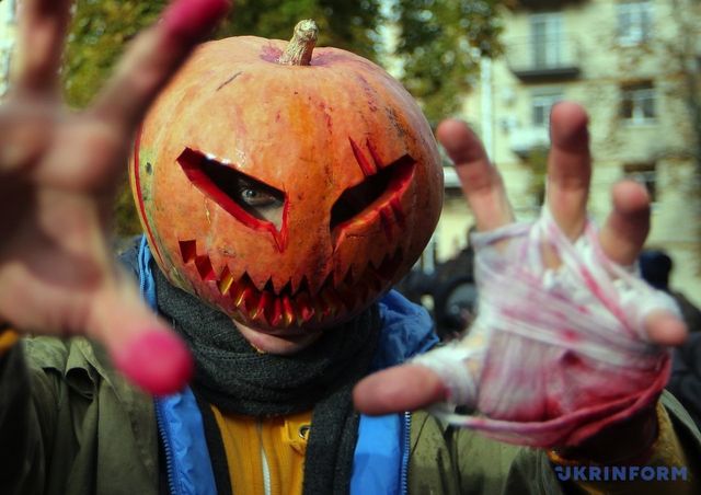 Київ заполонили страшні зомбі - фото 114674