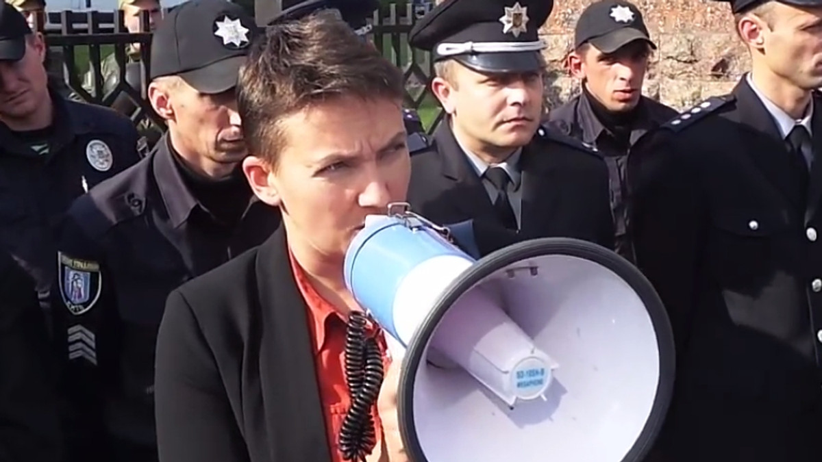 Савченко розлютила активістів на суді - фото 1