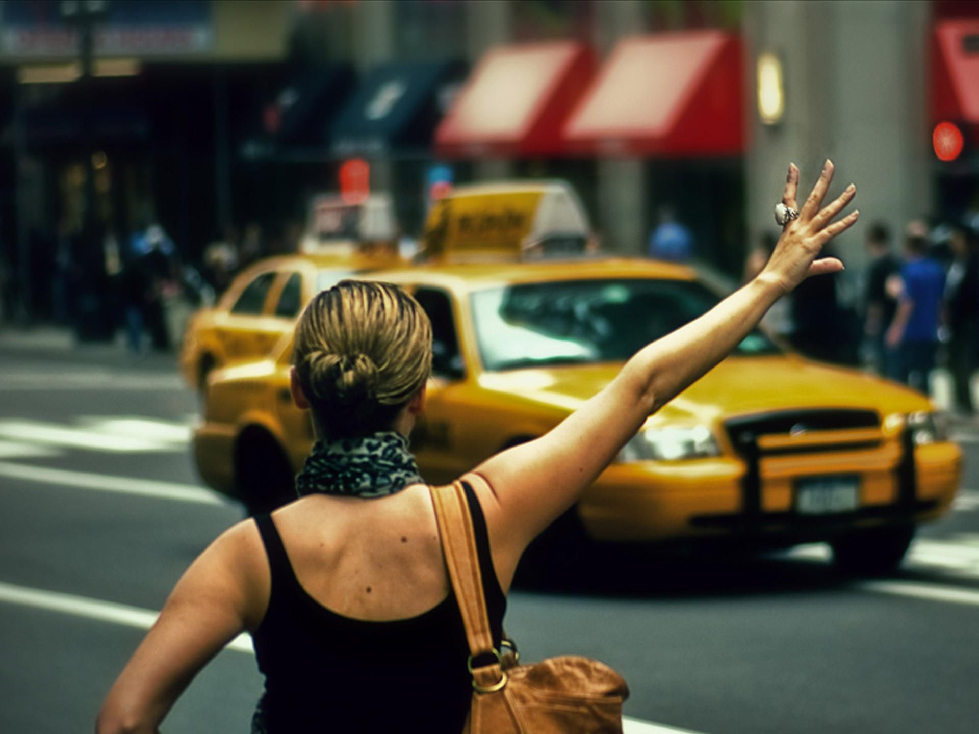 Журналісти розсекретили "золоте" таксі для топ-менеджерів Нацбанку