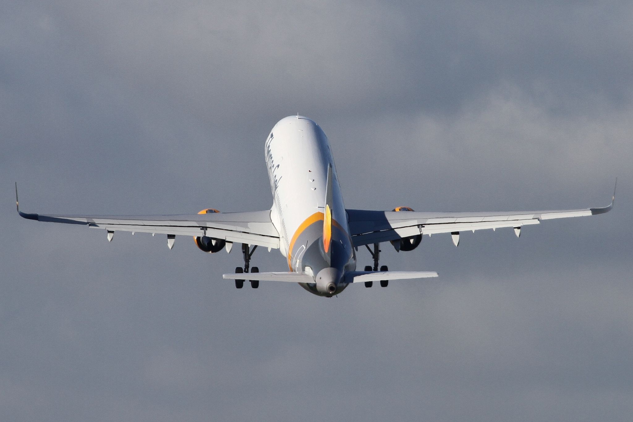 Пасажирський літак ледь не розбився під час посадки через сильний вітер