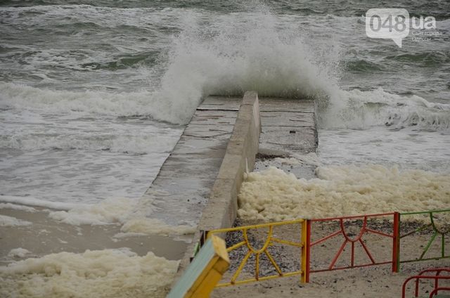 На Одесу насувається шторм: моторошне відео - фото 113090