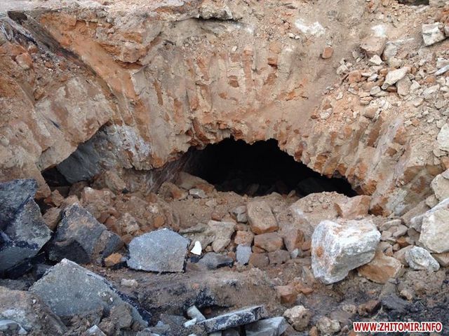 Посеред Житомира виявився підземний тунель - фото 109448