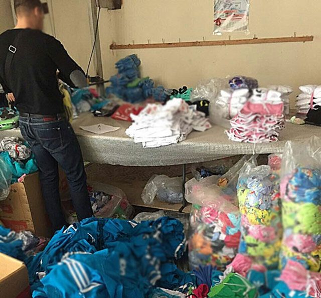 У Горішніх Плавнях підпільно шили Adibas на 2 мільйони - фото 108197