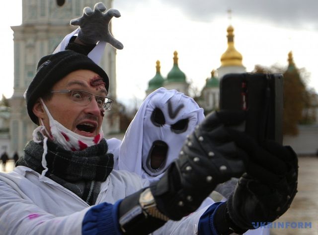 Київ заполонили страшні зомбі - фото 114673