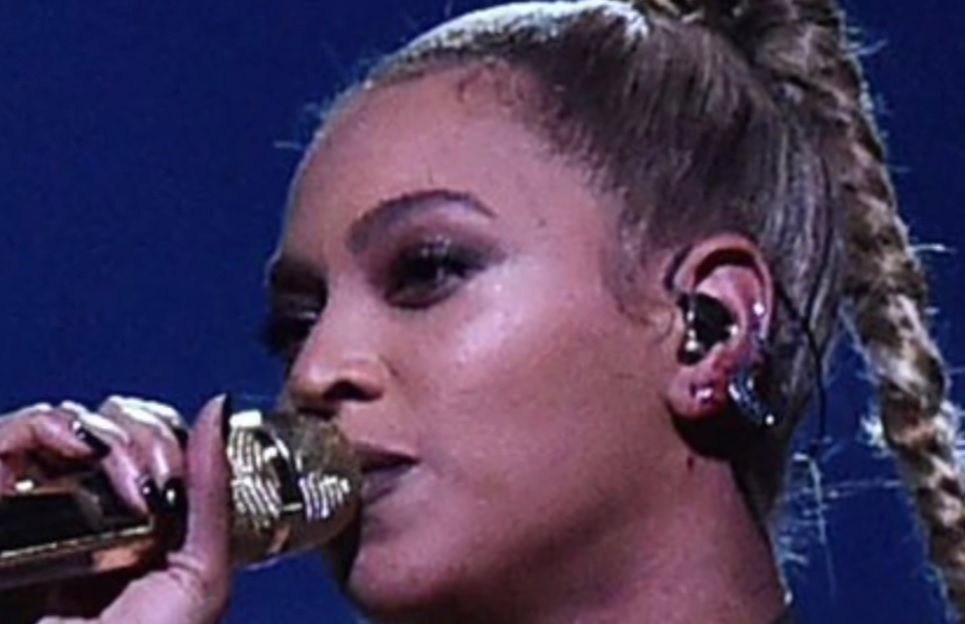 Мережу захопив дивний флешмоб: фани ріжуть себе на знак солідарності з Beyonce