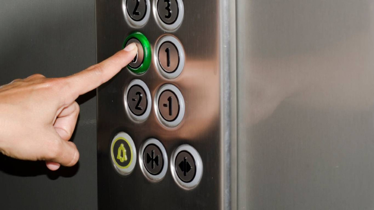 Експерти розкрили таємницю кнопок у ліфті - фото 1