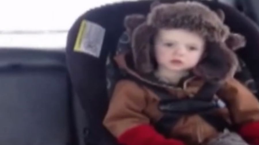 Малюк показав майстер-клас, як не заснути за кермом: кумедне відео