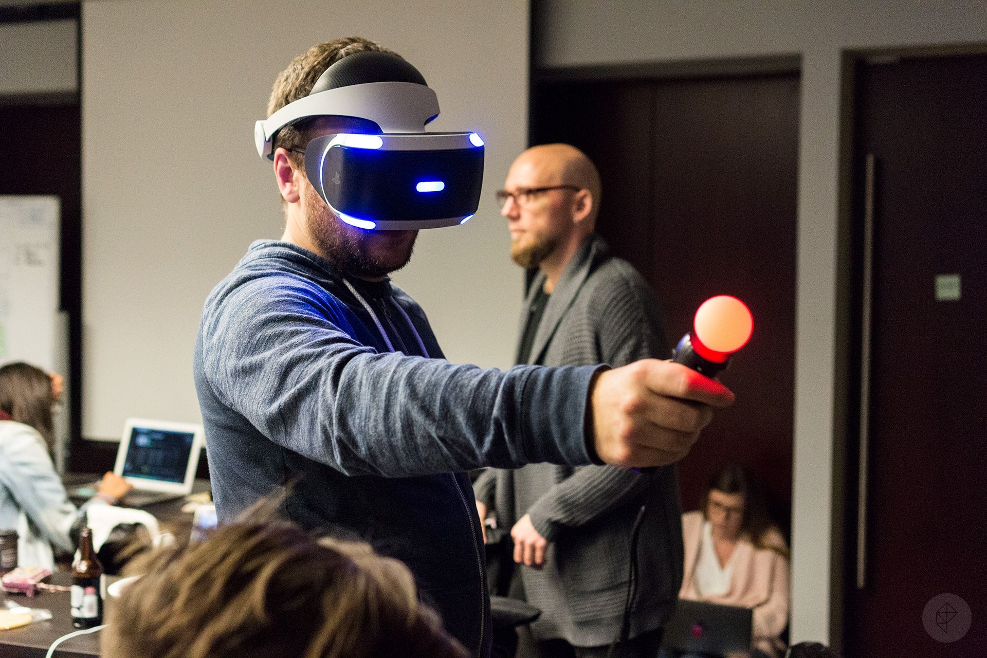 Sony показала на відео шолом PlayStation VR