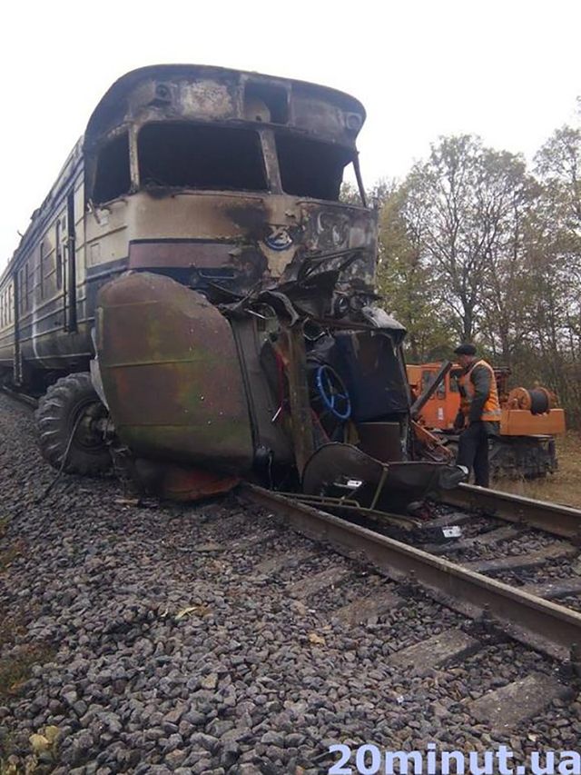 Смертельна ДТП на Вінниччині: лісовоз зіткнувся з потягом - фото 111726