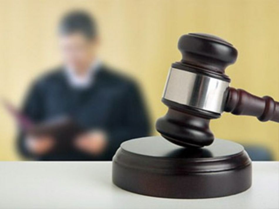 Мережу здивувало фото судді з Чугуєва в "норковій мантії" - фото 1