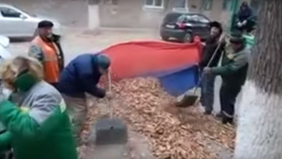 З'явилося відео, як двірники в Росії збирають сміття у триколор