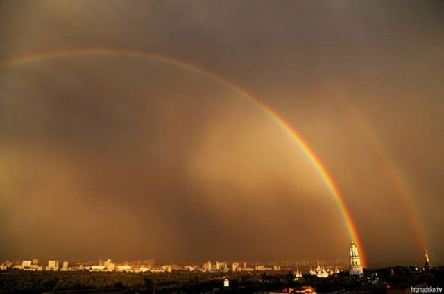 Після тривалої зливи над Києвом розкинулась незвичайна подвійна веселка