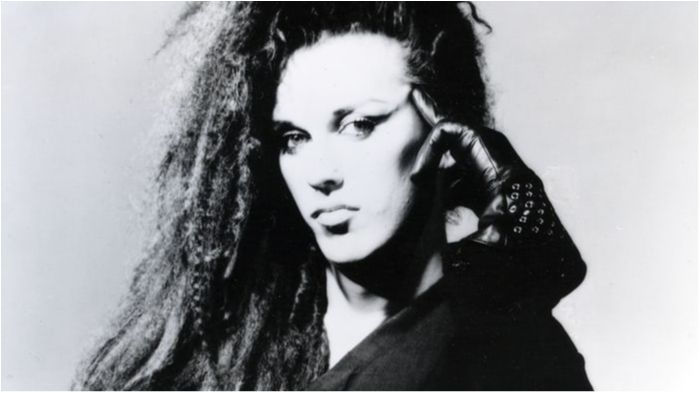 Помер відомий британський співак, який переніс 300 пластичних операцій