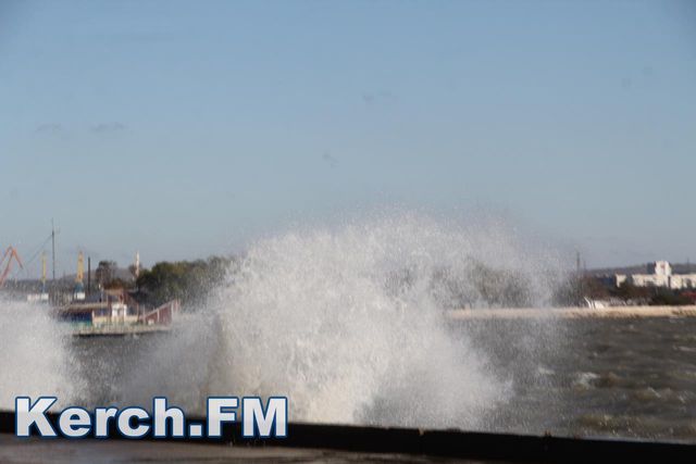 Потужний шторм у Керчі: з’явилися фото та відео - фото 111268