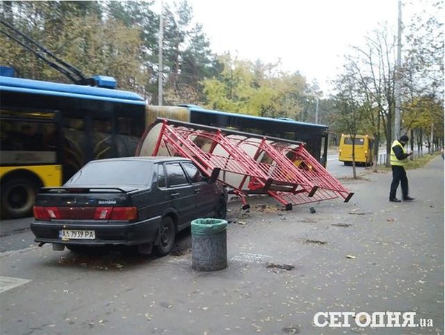 Авто розтрощило зупинку у Києві - фото 113297