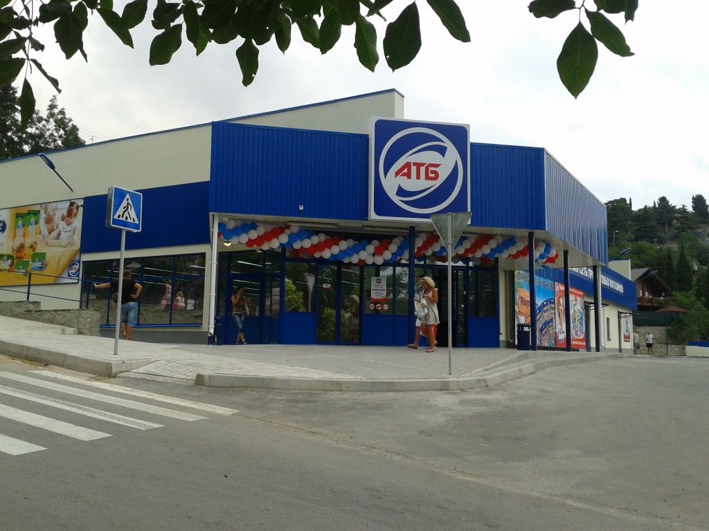 Охоронці "АТБ" жорстоко побили покупця: відео